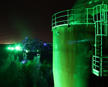 Krokodil in blau und grün und ein Silo
