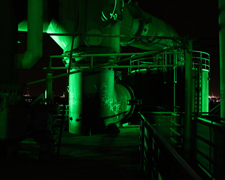 Beleuchtete Industriekulisse