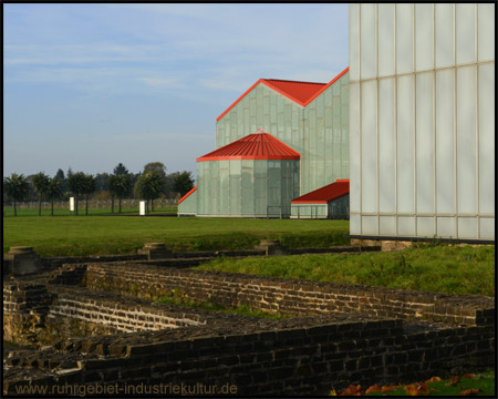 Thermenschutzbau von Süden mit Abwasserleitung und  Überresten der Gemeinschaftstoilette