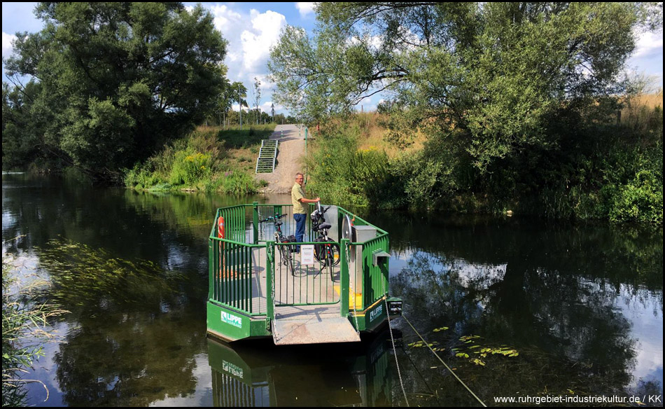 Lippefähre Maifisch bei Flasheim über den Fluss