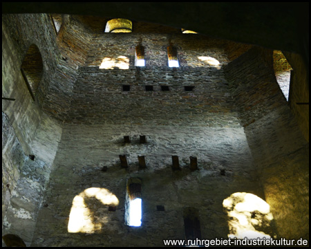 Blick durch ein Fenster ins Innere des Turms