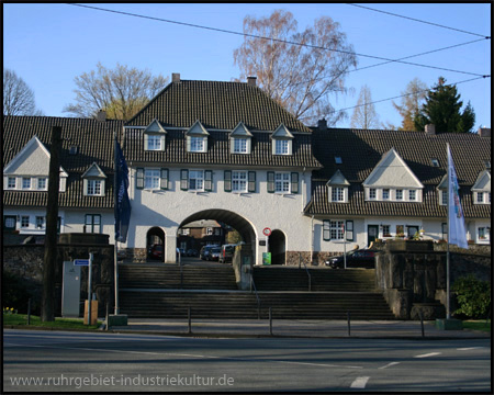 Eingangstor zur Margarethenhöhe am Brückenkopf