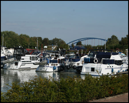 Liegeplätze für Boote am Datteln-Hamm-Kanal; Brücke der B233