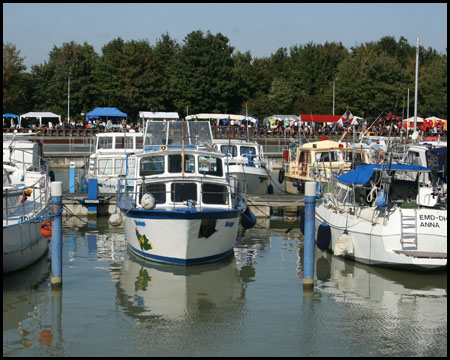 Boote in der Marina Rünthe