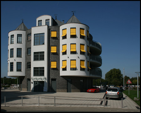 Ein runder Wohnturm direkt am Hafenbecken