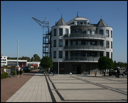 Gebäude mit Hafenkran