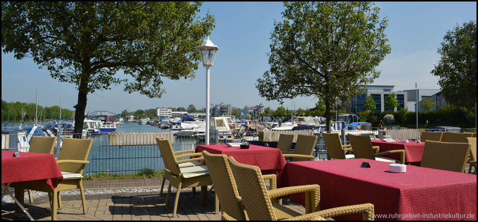 Biergarten am Wasser mit Sicht auf das Hafenbecken