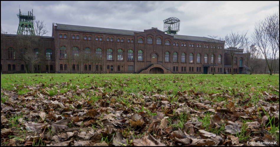 Maschinenhalle Zweckel von außen gesehen, dahinter die Fördergerüste der Schächte I und II