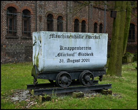 Eine Lore mit der Aufschrift "Maschinenhalle Zweckel" vor einem Backstein-Gebäude