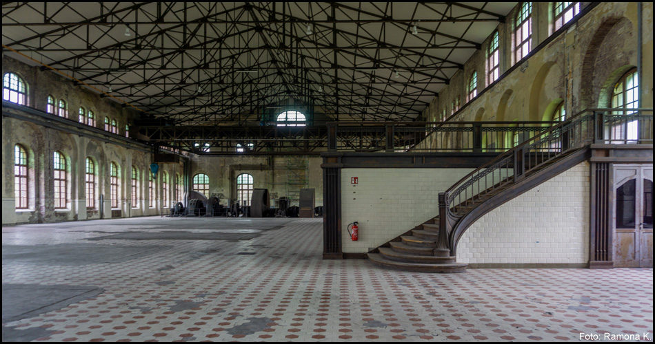 Blick in die Maschinenhalle der Zeche Zweckel: Weite Halle mit Empore und Maschinen an der hinteren Hallenwand