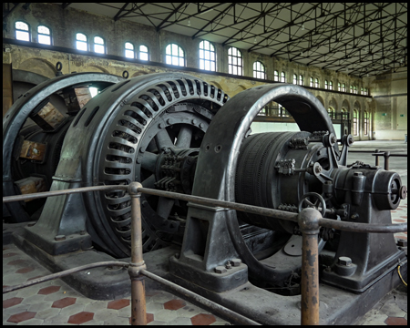 Einige große Maschinenteile in einer Industriehalle