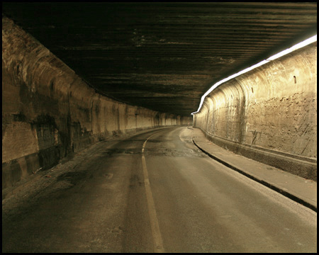 Straße und Bürgersteig in einer unförmigen Betonröhre