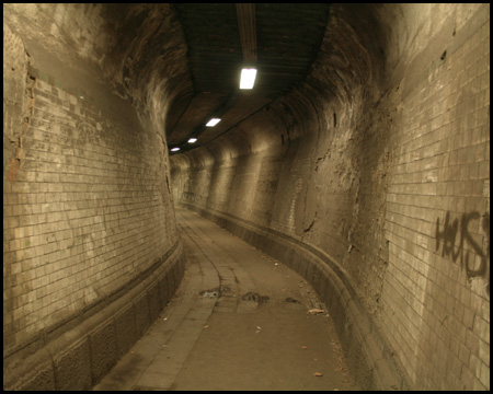 Ein kurzes Stück führt der Fußgängerweg in einem eigenen Tunnel