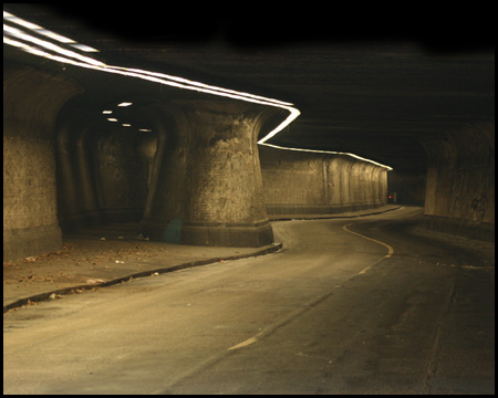 Kurviger Tunnel mit Abzweigungen für Fußgänger