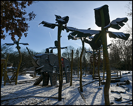Elefant und Gebilde von Palmen im Schnee mit Eiszapfen