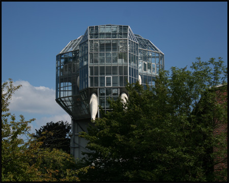 Ein Gebäude mit Anbau in Form eines Dickhäuterkopfes