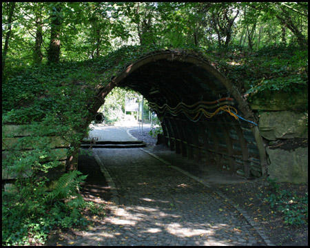 Tunnel in Form eines Stollengangs an der Halde