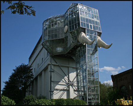 Wahrzeichen des Parks und der Stadt: der »Gläserne Elefant«