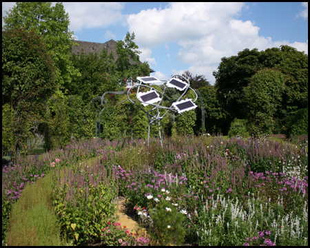 Solar-Kunst in einem Heide-Beet