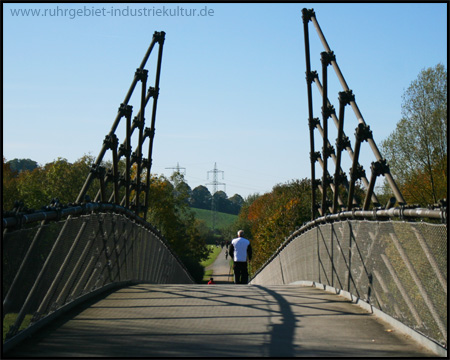 Große Mechtenberg-Brücke über Bundesstraße und Bach