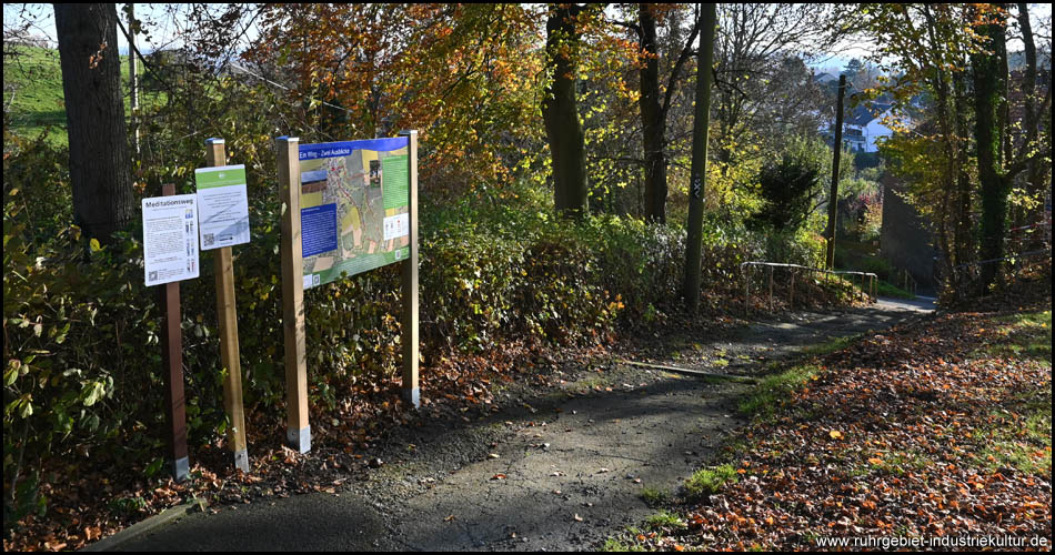 Informationstafel und Einführung vor der Kirche. Der Weg geht die Treppe hinunter