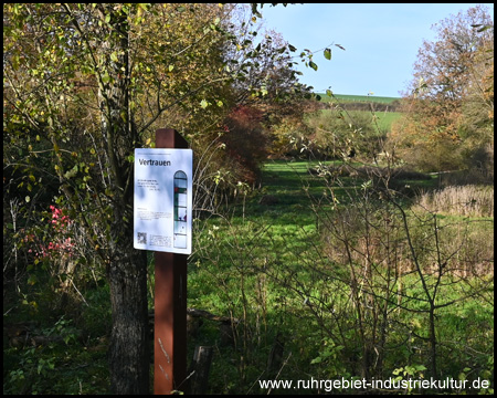 Station des Meditationsweges in einem Bachtal: "Vertrauen"