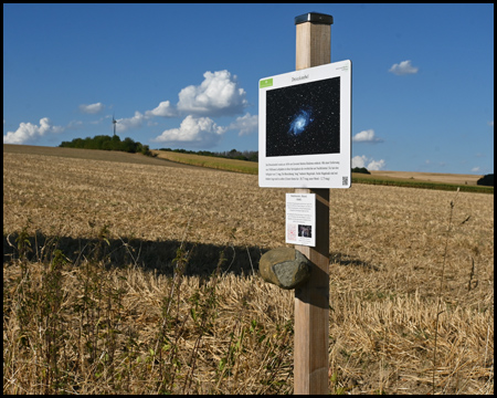 Schild am Wegesrand Astronomischer Lehrpfad