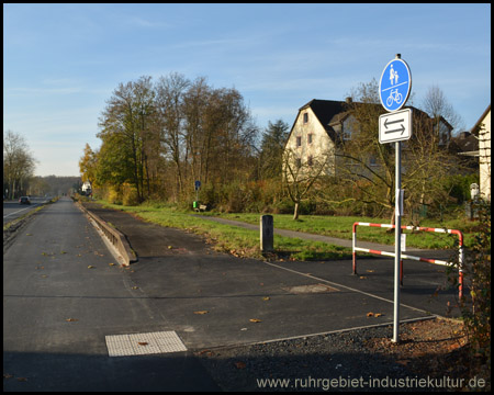 Nach kurzer Zeit erreicht man die Reste des ehemaligen  Haltepunktes Am Obsthof: Drängelgitter eines Übergangs 