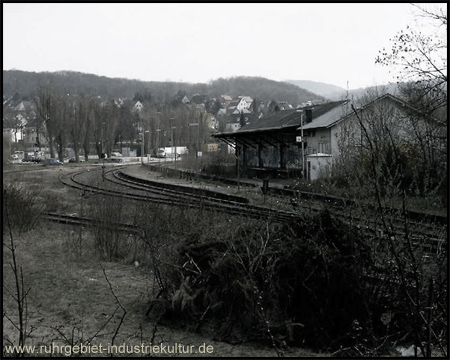 Bahnhof Hemer 2007 mit Bahnsteigen und Güterschuppen