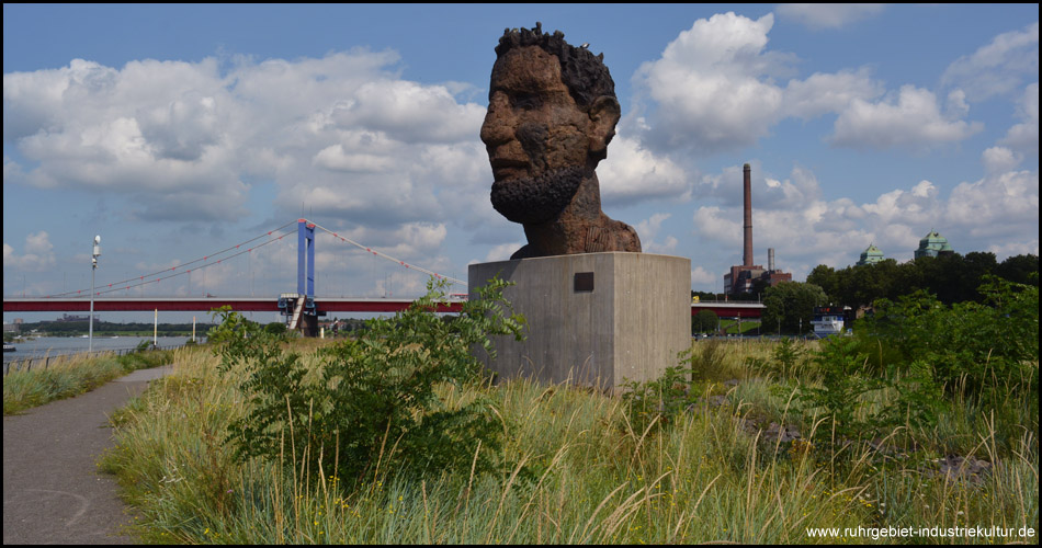 Das Echo des Poseidon von Markus Lüpertz, Bronze-Skulptur mit Blickrichtung stromaufwärts auf den Rhein