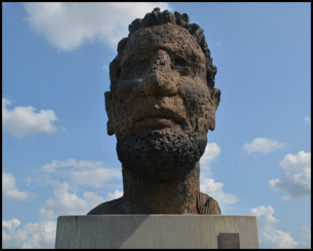 Portrait der Skulptur frontal von unten