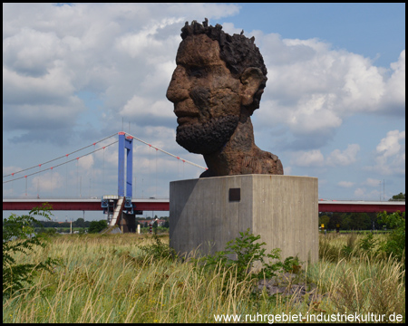 Skulptur und Brücke – prägende Elemente der Mercatorinsel