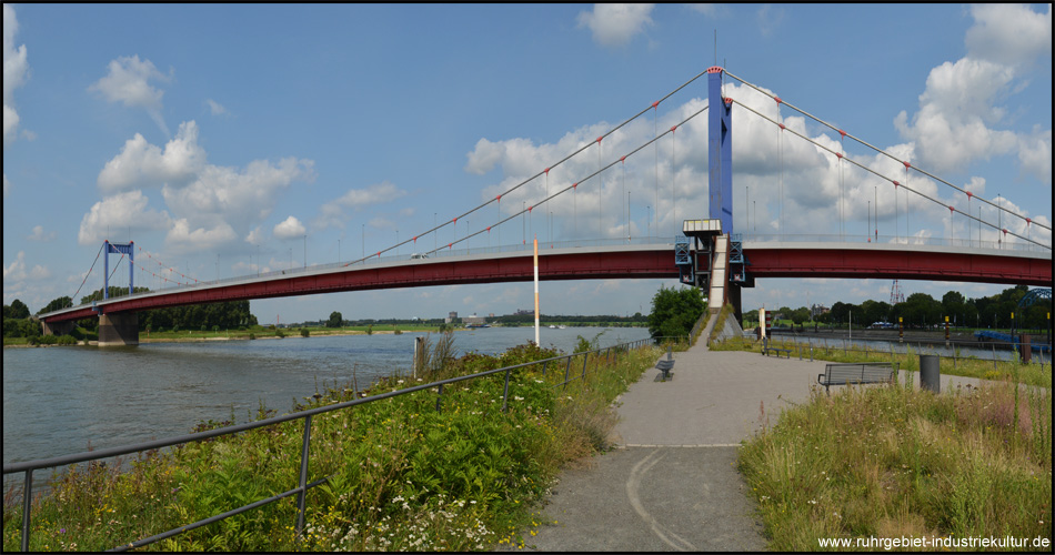 Friedrich-Ebert-Brücke über den Rhein mit Treppe am Ende der Mercatorinsel. Ruhrort ist rechts, Homberg links.