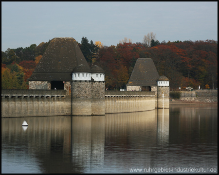 Sperrmauer von der Seeseite bei niedrigem Wasserstand