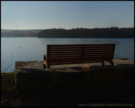 Aussichtsbank mit Blick über das Wasser