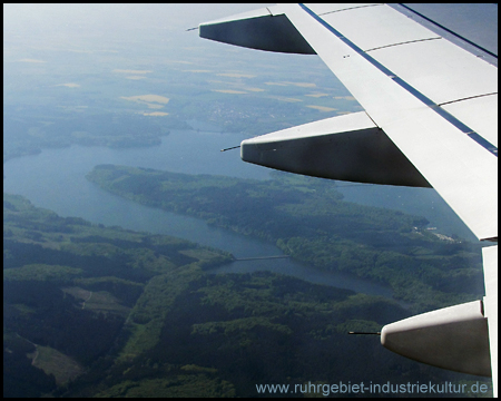 Für Vögel und Flugpassagiere gut zu erkennende Seeform: Möhnesee am Nordrand des Sauerlands 