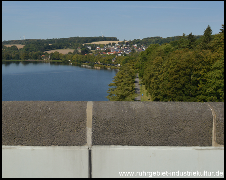 Blick über die Steinbrüstung zum Ausgleichsweiher