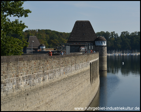 Sperrmauer der Möhne auf der Wasserseite von Süden gesehen