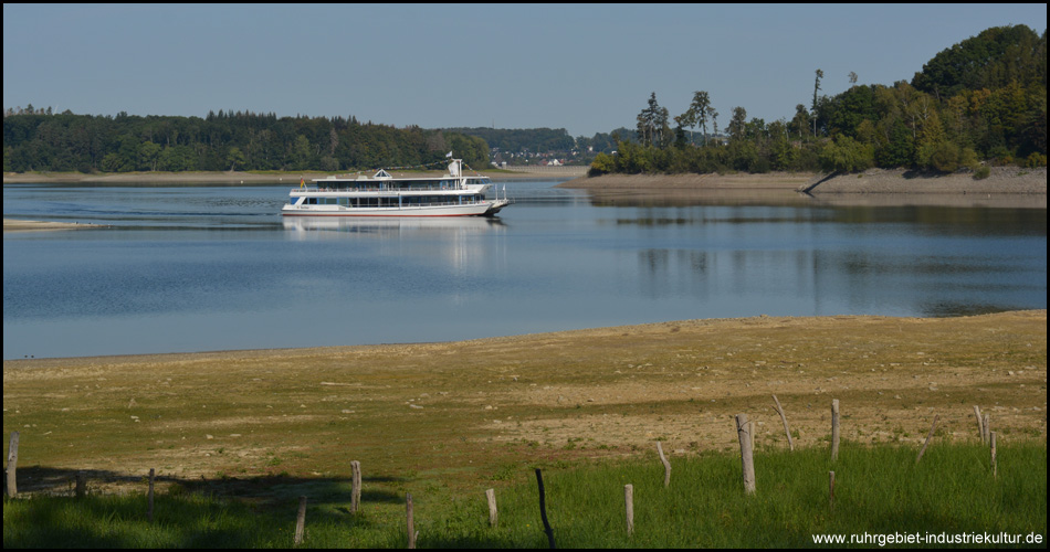 Das Fahrgastschiff MS Möhnesee schippert in den Arm der Heve