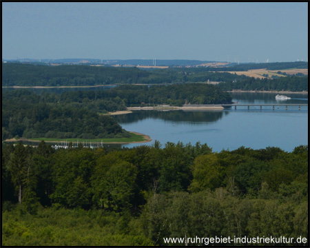 Blick vom Möhneseeturm auf das Südufer