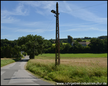 Blick über die Wiesen bei Bossel zur alten Kirche