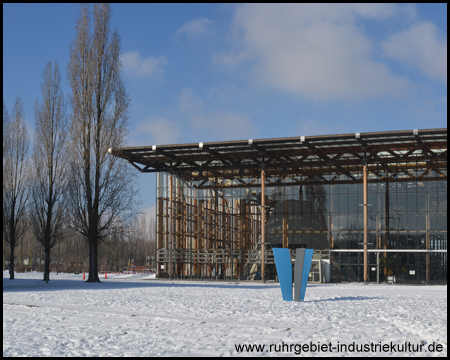 Die Akademie Mont-Cenis im Schnee: Ansicht vom Vorplatz