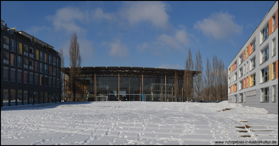 Umterm Schnee bedeckte Freitreppe am Mont-Cenis-Platz zum Haupteingang