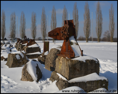 Betonstücke und rostiger Stahl treffen auf Schnee