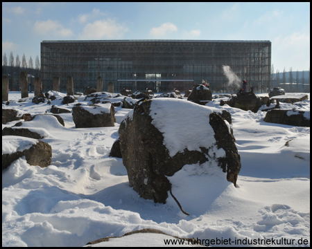 Blick zum Gebäude der Akademie Mont-Cenis