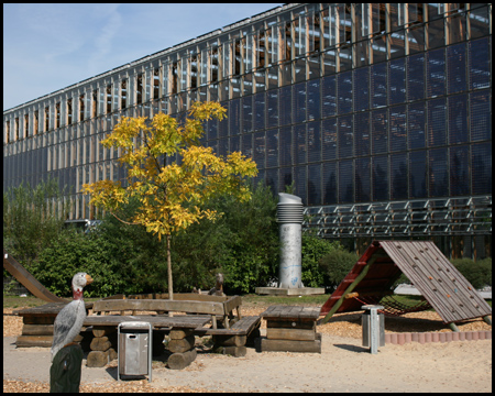 Spielplatz neben dem Glaskasten der Akademie