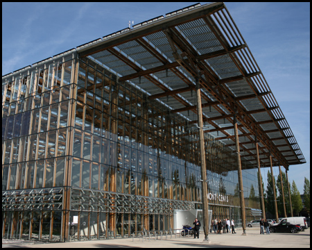 Die Akademie Mont-Cenis besteht aus viel Holz und Glas