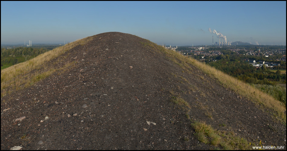 Höchster Punkt des östlichen Krater-Randes mit Blick nach Gelsenkirchen-Scholven