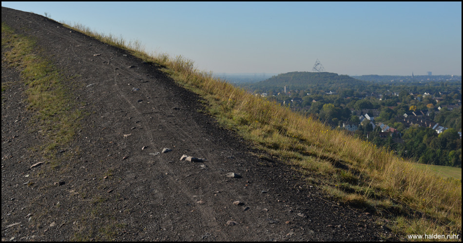 Westlicher Kraterrand mit Blick zum Tetraeder in Bottrop