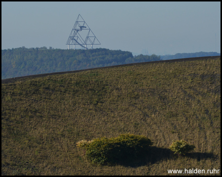 Gut sichtbarer Aussichtsturm auf der Halde Beckstraße